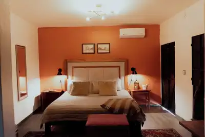 Image de Large apartment in downtown/Ks bed/100mb/Ac/great natural lighting