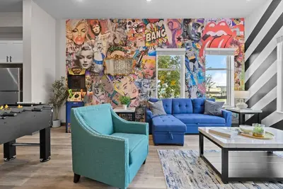Image de Vibrant Apt: 8min to Dt, Free Parking & Games!
