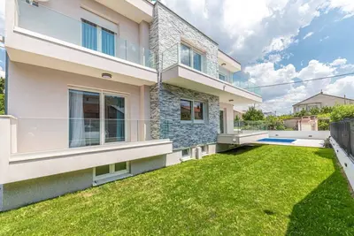 Image de Expansive Retreat with Private Pool & Bbq, Near the Beach - Six Bedroom Villa