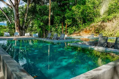 Image de Tranquil lakefront apartment with stunning views & pool access