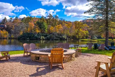 Image de Charming 2br Chetola Resort Condo with fireplace, Walk-in shower, and jetted tub
