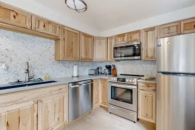 Image de Conveniently located condo units with W\/D, full kitchen & great views