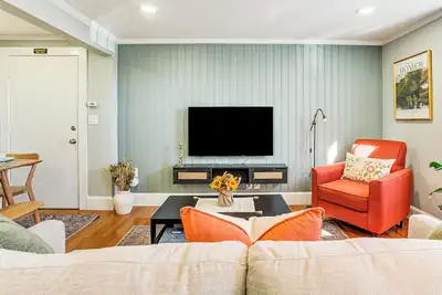 Image de Walk to Constitution Beach: Mid-Century Boston Gem