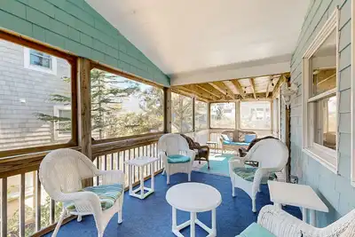 Image de Ocean Village Beach block, pet friendly house w/patio, balcony, gas grill & Wifi