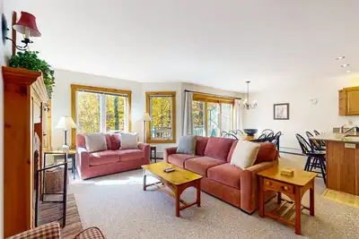 Image de Ski-in/ski-out condo, Grammy Jay trail, waterpark, golf, fireplace, w/d, deck