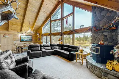 Image de Spacious cabin with bunk house, game room, river view, patio, and fire pit