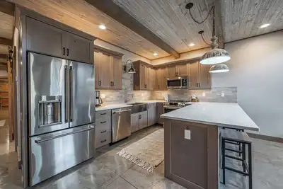 Image de Newly Built Condo-Near All Things Glacier- 2 bd/2ba -Private Hot Tub, A/C - #1-3
