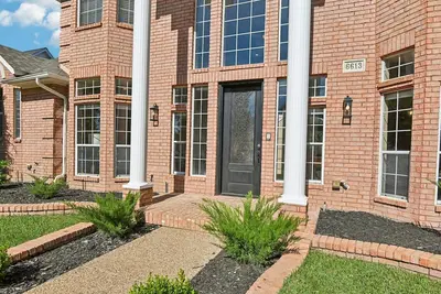 Image de Luxurious, spacious, private- yet close to all of Dfw's finest attractions.