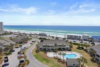 Image de 3 Min Walk - 1st Floor Condo - No Stairs - Steps to Beach & Pool & Golf