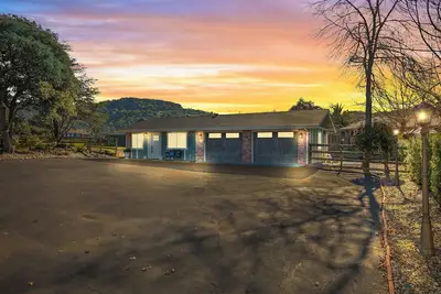 Image de Luxury Retreat in Napa Valley – Two Stunning Homes on a Private Gated Estate