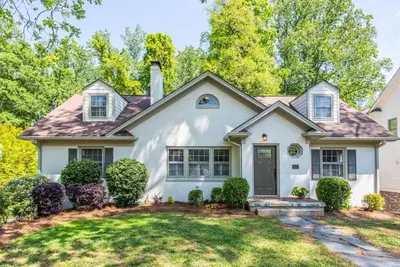 Image de Charming 4-Bed Home with Gym, WiFi & Mins to Main Street & Atl Airport