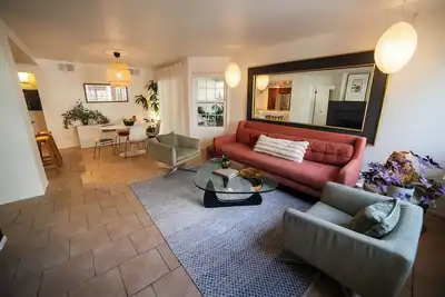 Image de Cozy, Peaceful 2-bedroom condo Near Malibu, mid-term Rental