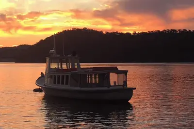 Image de Cute Hawkesbury River shack w/ jetty, kayaks, bush & artist studio. Dogs ok.
