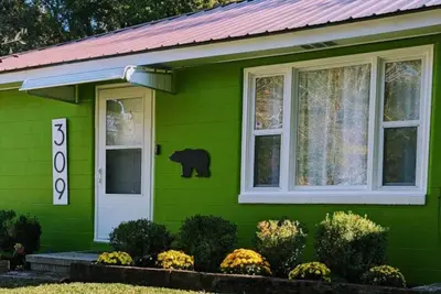 Image de Ev Charger! Newly Renovated, Fenced Yard & Laundry