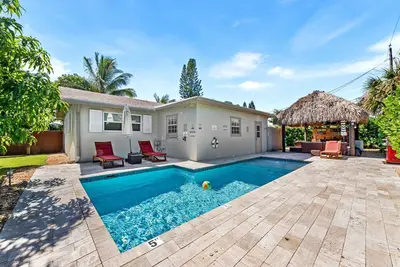Image de Tropical Tiki Hut Villa – Reno 4Bdr with Heated Saltwater Pool, King Beds & 6TVs