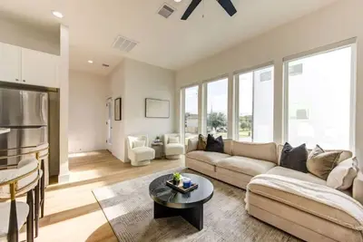 Image de Chic 2br Rooftop Retreat w/ Skyline Views