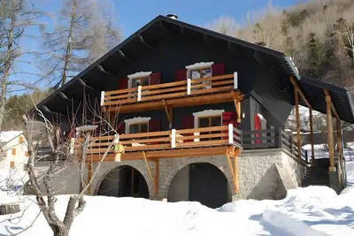 Image de Maison de vacances 'Chalet De Luxe - Alpes Française' avec vue sur montagne