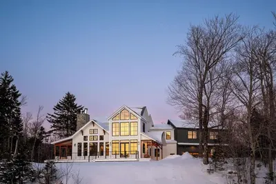 Image de Mountain Top Luxury Home with 360 Views Across from Mount Snow