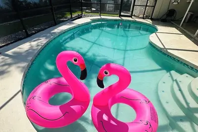 Image de Modern 4-bedroom house with Heated Pool and Outdoor Firepit in Sarasota.