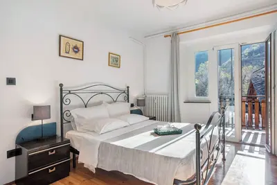 Image de Appartement pour animaux domestiques 'Casa Tua - Arvier' avec vue sur la montagne