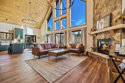 Image de New! Brand New Home with Hot Tub, Views - Antler Ridge