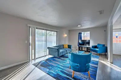 Image de Midcentury McMansion on 1 acre lot with Palm trees view