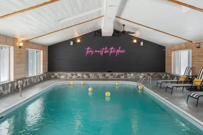 Image de Private Lodge, Near Boyne, Indoor Heated Pool, 10 Acres, Game Rooms, Pets