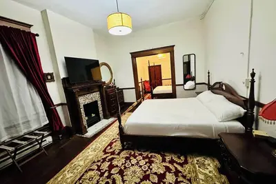 Image de Gorgeous Main Street Two Bedroom Apartment