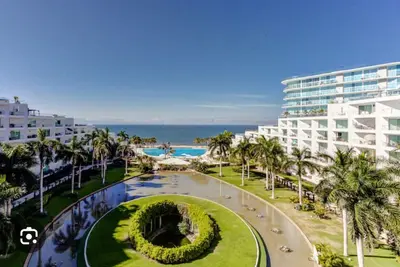 Image de Beautiful 2-storey apartment on the beachfront with a partial ocean view on the first floor.