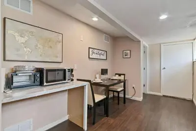 Image de Charming 2-bedroom apartment with WiFi, Ac in serene Auburn