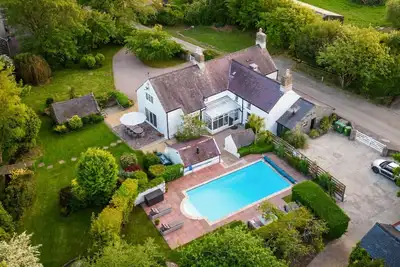 Image de Plas Newydd with Swimming Pool