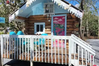 Image de Whimsical Sugar Shack in Blue Ridge with Stream, Lollipop Garden & Petting Zoo