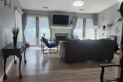 Image de Modern Farmhouse style 3-bedroom house with Ev charger/WiFi in welcoming Tulare