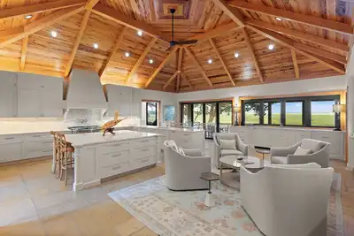 Image de Stunning, Marshfront, Completely Renovated, Sea Island, 6 Bed. Oasis w/a Dock