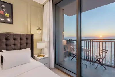 Image de Luxury Living by the Marina Enjoy 2br Comfort with Iconic Ferris Wheel Views