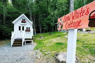 Image de Snow White Cottage by Creek – Cozy Retreat with Fireplace, Petting Zoo & Firepit