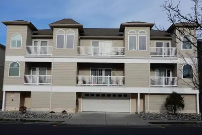 Image de 2 1/2 Blocks To Beach Boards Close To Convention Center Too! ! !