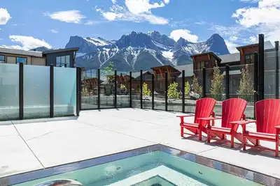 Image de WhiteSpruce-Spacious 2 Bed + Den w Hot Tub