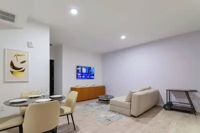 Image de Mvr - Walkable Downtown Gem with  Breathtaking Views!