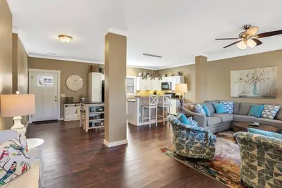 Image de Curl up in this Cozy Comfy Fairview Cottage