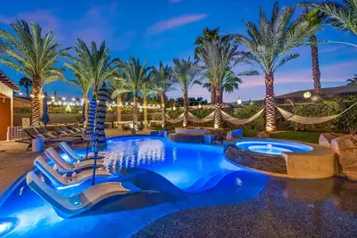 Image de Tulum-Inpired Luxury Resort Style w/ Heated Salt Water Pool & Spa, Firepit, 2 Cabanas, Pickleball Ct