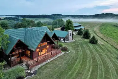 Image de The Crest Lodge - Cabin w\/Hot Tub - Game, Bar & Theatre Rooms