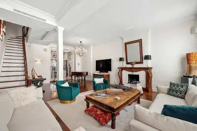 Image de Gramercy Manor | Triplex w/ Private Deck & Garden