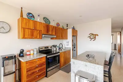 Image de \"La Vista\" offers a stylish 2bd\/2ba retreat with a rooftop pool & workspace.