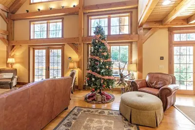 Image de The Lodge at Twin Rivers-Luxury, accommodates 16 guests, Hot Tub, Pet Friendly