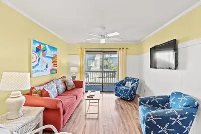 Image de Cute beachy condo, across the street from beach + Free Attraction Tickets!