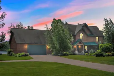 Image de The Blue Dog Lodge on Deer Lake | Close to Boyne Mountain | Fireplace | Beach