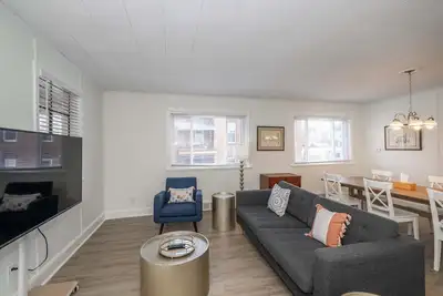 Image de The Grand Elm Suite 1 – Sleeps 4