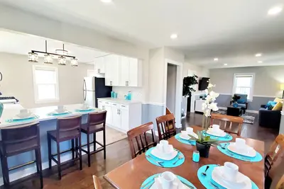 Image de Modern Remodeled Quiet 4 Bedroom 2 Bathroom Home in the heart of St. Charles