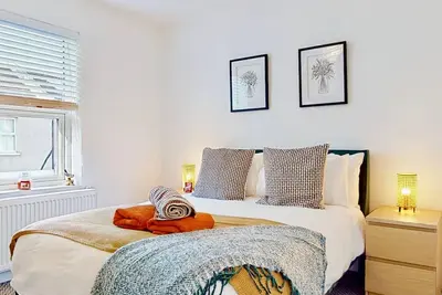 Image de Charming Victorian Terrace House Minutes from Station